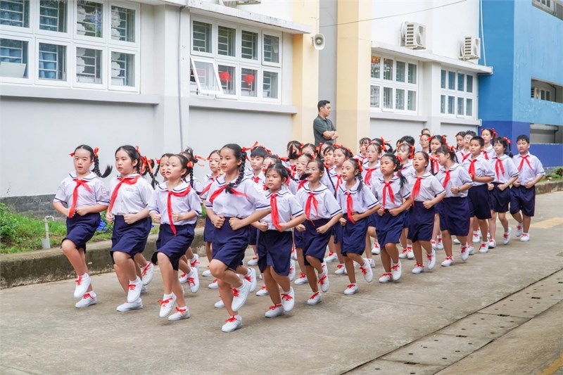 Liên đội trường Tiểu học Tân Thuận Đông tham gia Hội thi Nghi thức Đội cấp quận năm học 2024-2025.